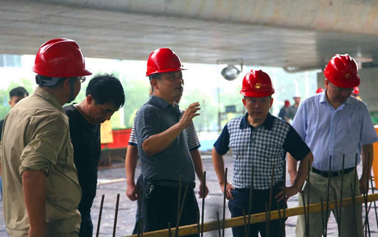 潘杰總經理帶隊檢查商務區生態停車場項目建設