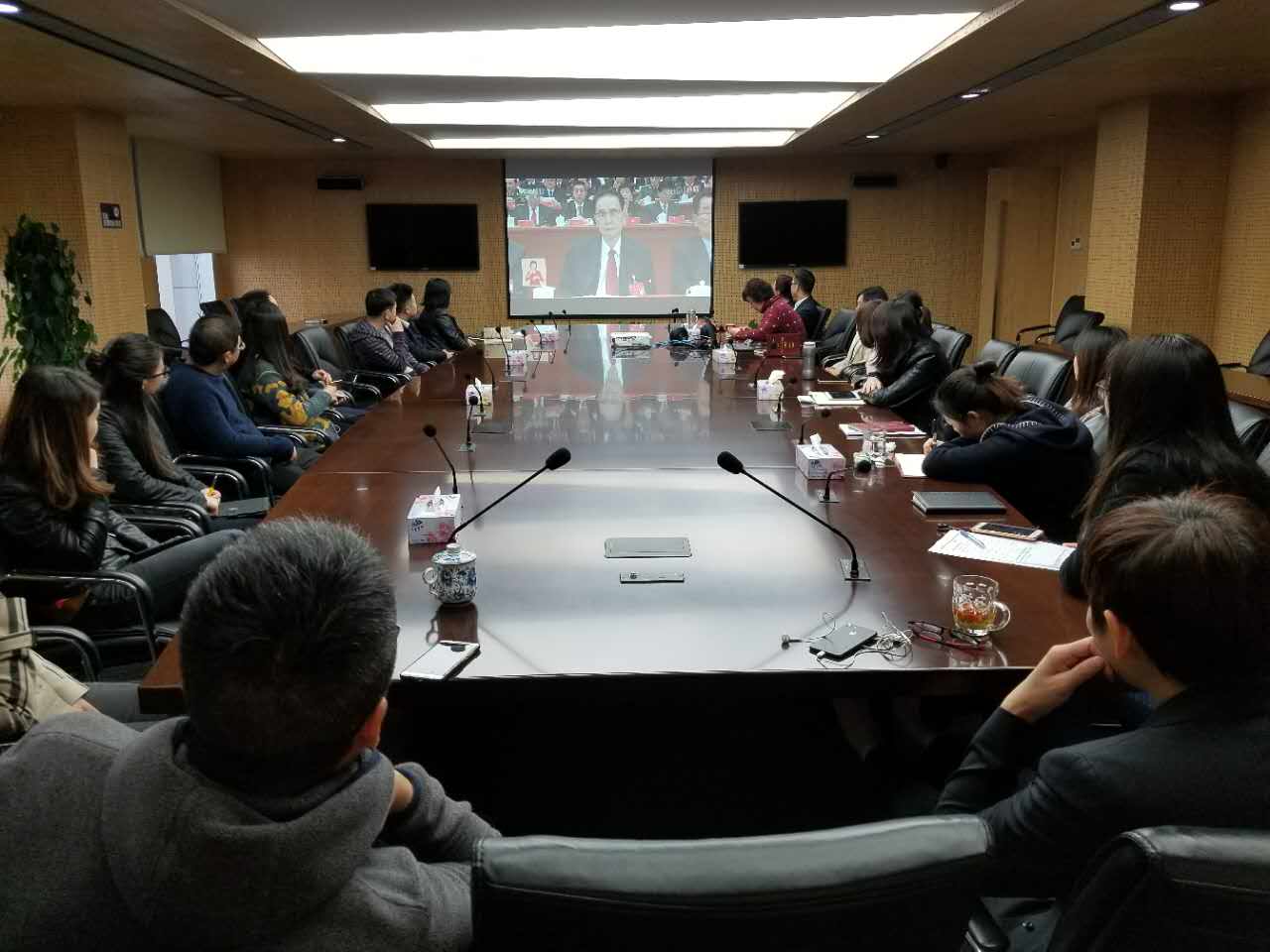 商務區集團組織黨員干部集中收看黨的十九大開幕式盛況