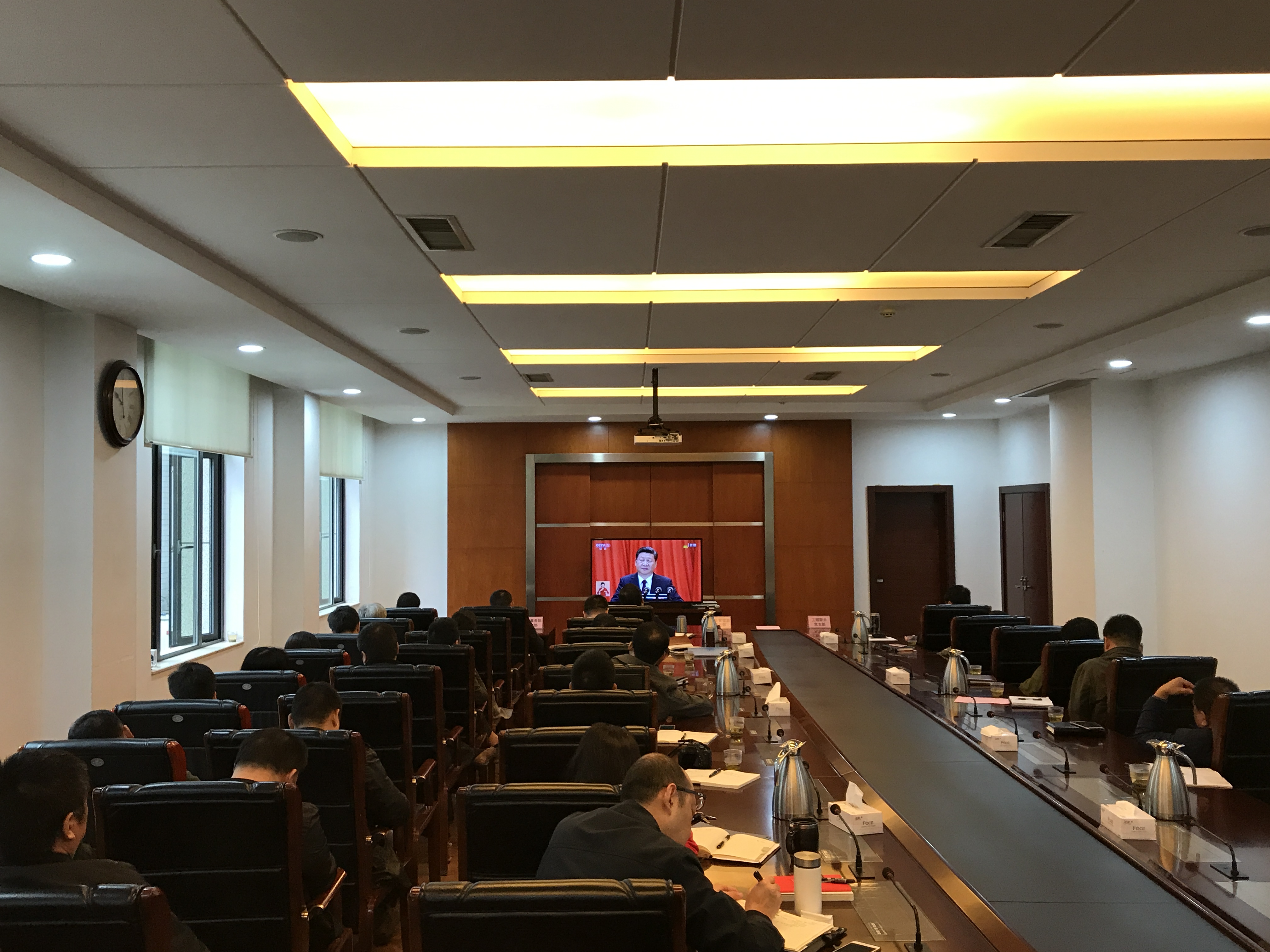 商務區集團組織黨員干部集中收看黨的十九大開幕式盛況