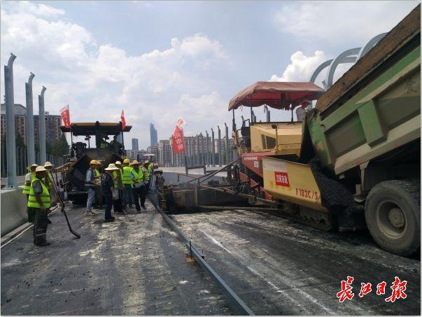漢江大道8月底具備通車條件,最后一公里開始鋪瀝青
