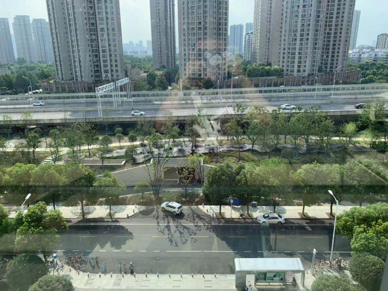 武漢中央商務區生態停車場投入運營