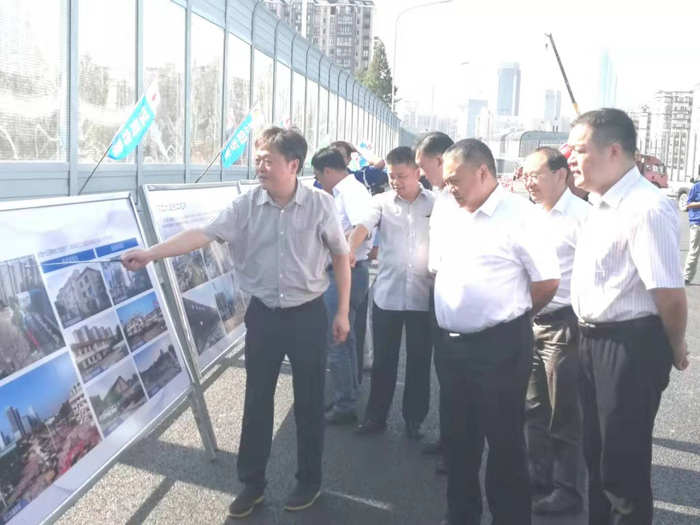 張文彤副市長率隊檢查軍運會保障通道漢江大道商務區段建設進展