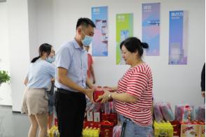 酷暑送清涼 關(guān)懷沁人心 --商務(wù)區(qū)集團(tuán)所屬中城公司組織開(kāi)展夏季高溫慰問(wèn)活動(dòng)