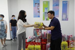 酷暑送清涼 關(guān)懷沁人心 --商務(wù)區(qū)集團(tuán)所屬中城公司組織開(kāi)展夏季高溫慰問(wèn)活動(dòng)