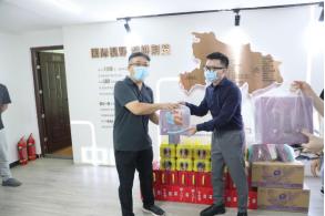 酷暑送清涼 關(guān)懷沁人心 --商務(wù)區(qū)集團(tuán)所屬中城公司組織開(kāi)展夏季高溫慰問(wèn)活動(dòng)