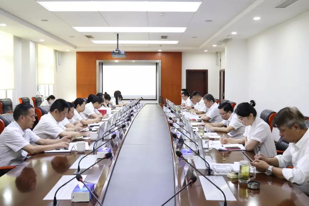 以史為鑒，開創未來｜商務區集團黨委學習習近平總書記在慶祝中國共產黨成立100周年大會上的重要講話  武漢中央商務區集團  2021-07-09 14:20 圖片 為掀起學習貫徹習近平總書記“七一”重要講話熱潮，7月8日上午，商務區集團黨委召開理論學習中心組（擴大）學習會議，集中研學習近平總書記在慶祝中國共產黨成立100