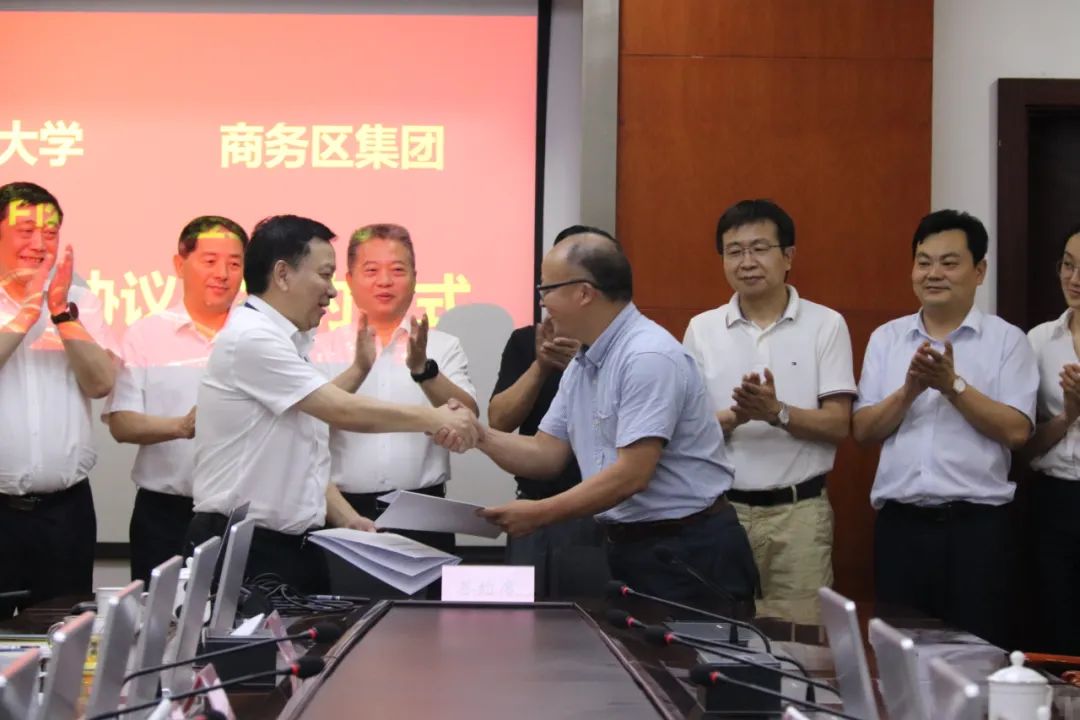 商務區集團、城市服務集團與武漢輕工大學簽署校企合作框架協議